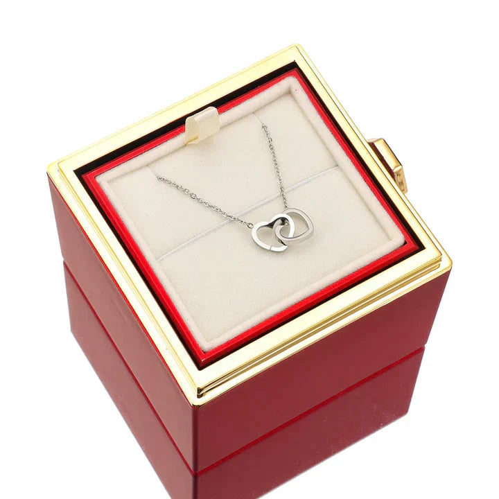 💖 Colar Dois Corações com Rosa Eternizada + Nomes Gravados!