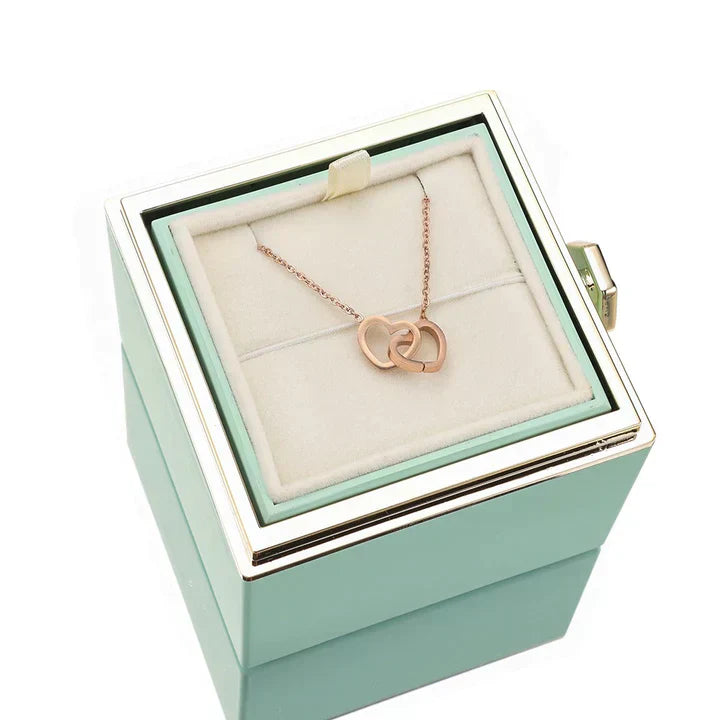 💖 Colar Dois Corações com Rosa Eternizada + Nomes Gravados!